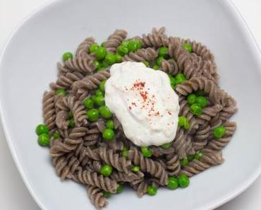 Pasta mit Erbsen und Knoblauch-Joghurtsauce