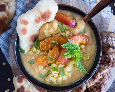 Gelbe Linsen Suppe mit Aprikose, Sesam Hähnchenspießen und mini Naan Brot