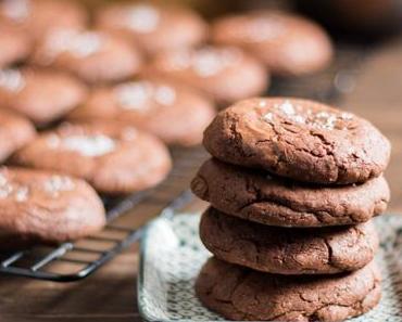 Schokoladen Cookies mit Nutellafüllung und Meersalz