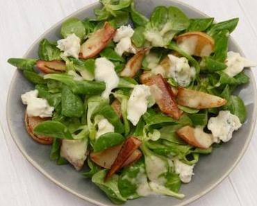 Salat mit gebratener Birne, Blauschimmelkäse und Darjeeling-Vinaigrette*