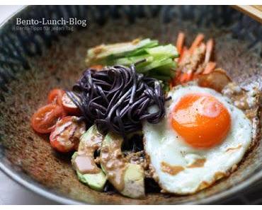 Rezept: Schwarzer Reisnudelsalat mit Miso-Sesam-Ingwer-Dressing