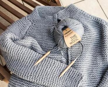 Handgemacht - Eine lässige Strickjacke in Grau & Gratis Anleitung