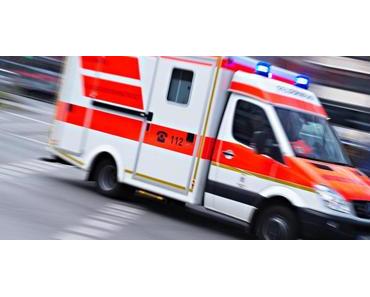 Auto rast in Menschengruppe