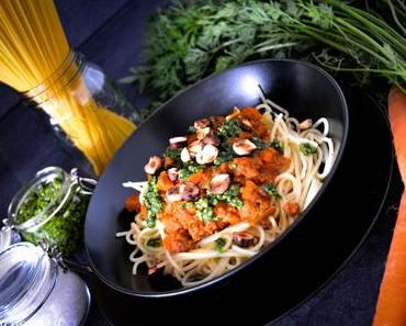 Nudelfeierei – Karottenbolognese mit grünem Haselnusspesto [Blogevent]
