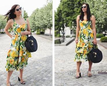 Sommer Outfit mit Blumenkleid, Korbtasche und Stella McCartney Sonnenbrille