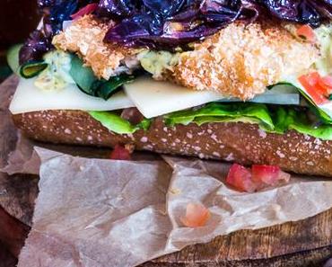 Fried crispy Chicken Sandwich & Red Ale Onions, Tomaten-Passionsfrucht Salsa, Honig-Senf Creme