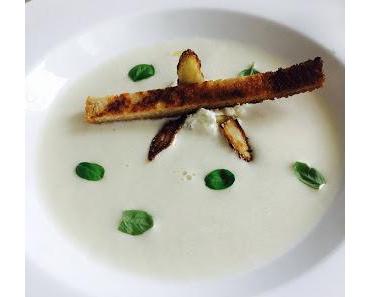 Weiße Spargelsuppe mit Basilikum