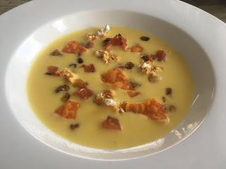 Maissuppe mit Popcorn