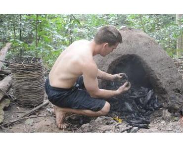 Naturbursche baut einen wiederverwendbaren Holzkohleofen