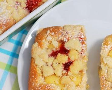 Pudding-Buchteln mit Erdbeeren & Streuseln