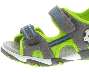 In den Sandkasten und durch Wiesen: Tipps für den Kauf von Kindersandalen