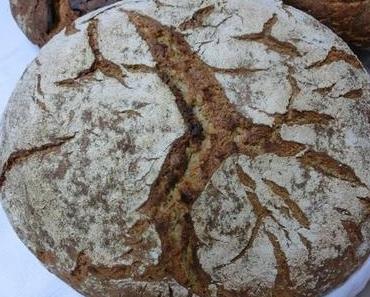 Landbrot mit Lichtkornroggen und Sonnenblumenkernen