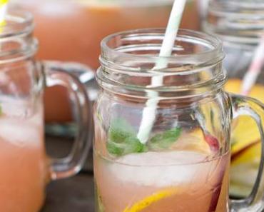 Pfirsich-Limonade mit Himbeeren, Zitrone und Minze