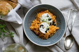 Tomaten-Risotto mit Oliven und Mozzarella