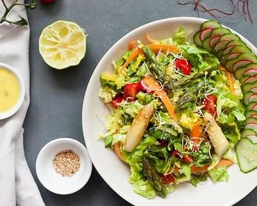 Asiatischer Salat mit Mango und Spargel