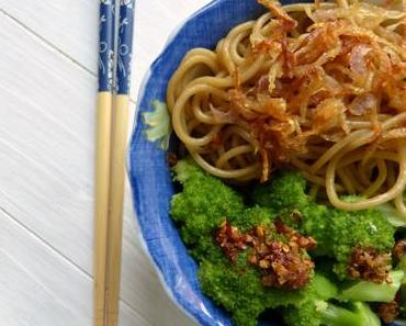 Eiernudeln mit Brokkoli, scharfem Dressing und Röstscharlotten