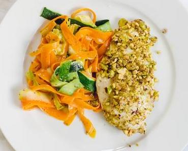 Möhren Zucchini Bandnudeln mit Pistazien Hähnchen
