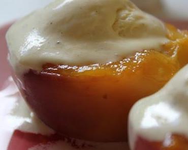 Pfirsichdessert mit Vanillineis