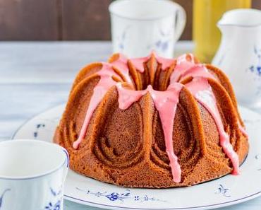 Holundergugelhupf mit Kirschglasur