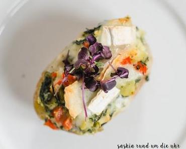 Überbackene Kartoffel mit Blattspinat, Paprika und Ziegenkäse