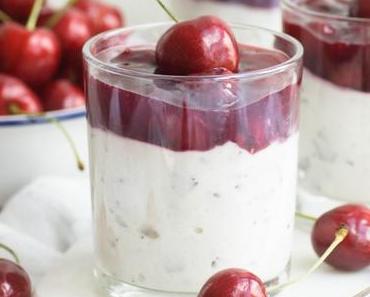 Stracciatella-Quarkcreme mit Kirschgrütze