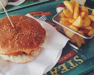 AUGUST 001 | GYARU POST | BURGER, PARTY & COCKTAILS