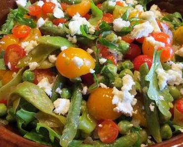 Knackiger Frühlingssalat mit Erbsen & Bohnen