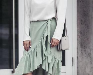 Spätsommer Outfit mit grünem Wickelrock und Stella McCartney Sonnenbrille