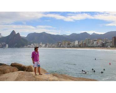Mit dem Strohhut zum Sonnenuntergang am Strand von Ipanema