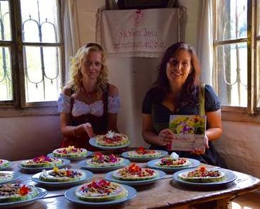 Fruchtpizza mit Minze-Holler Creme und Blütenstreusel - der erfrischend bunte Hingucker aus Regina's WildeWeiberKüche auf jedem Fest!