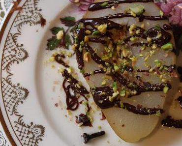 Birnendessert mit Schokoladenguß und Pistazien (Cikolatali Fistikli Armut Tatlisi)