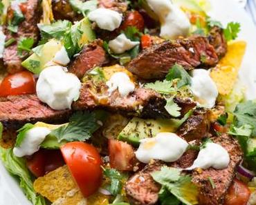 Tex-Mex-Salat mit Nachos und Steak