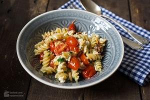 Pasta mit Kirschtomaten, Feta & Pinienkernen
