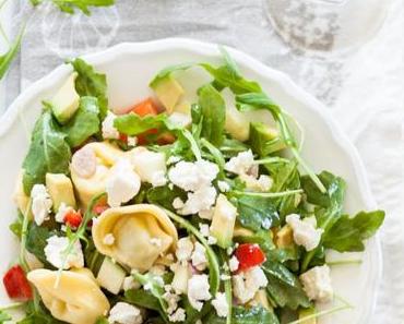 Vegetarischer Tortellini Rucola Salat