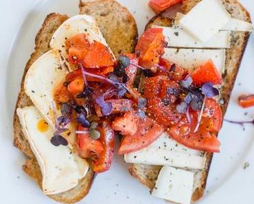 Brot mit Käse und geschmorten Tomaten
