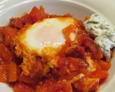 Shakshuka mit Petersilien-Koriander-Rahm