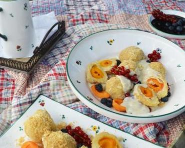 Streublumen Picknick! Marillenknödel mit Mandelbrösel und Vanille-Amaretto-Sauce
