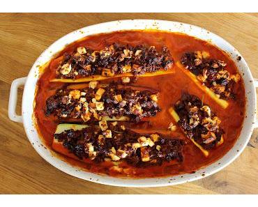Gefüllte Zucchini mit Feta in Tomatensoße