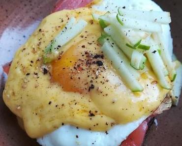 Brunch time! Spiegelei-Toast mit gerauchertem Lachs und selbstgemachter Sauce Hollandaise/ Fried egg-toast with smoked salmon and selfmade sauce hollandais