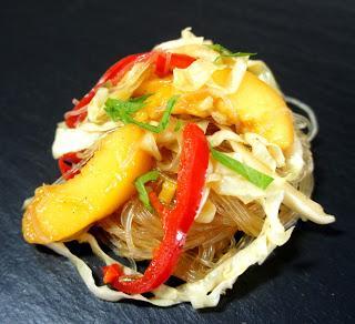 Glasnudelsalat mit Pfirsichen