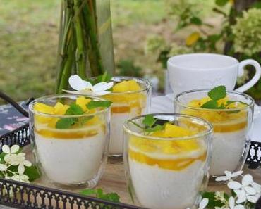 Sonniges Traumgläschen! Joghurt-Kokos-Panna Cotta mit karamellisierter Ananas