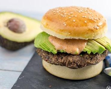 Vegetarischer Black Beans Burger mit Avocado