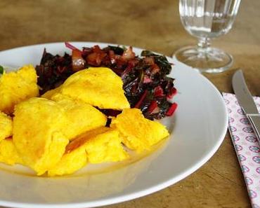 Etwas Außergewöhnliches: Deftiger Kürbis-Schmarrn (mit Mangold-Gemüse und Dipp)