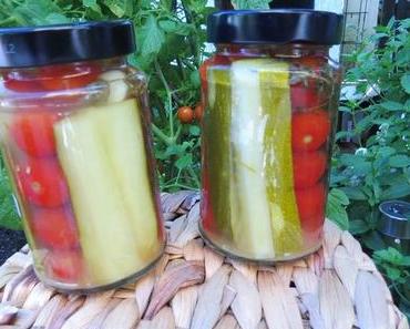 Eingelegte Zucchinistreifen mit Cherrytomaten