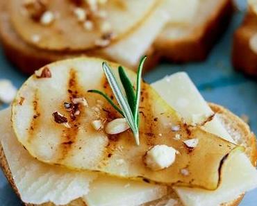 Crostini mit gegrillter Birne, Parmesan und Rosmarinhonig