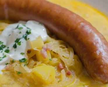 Samstagseintopf: Sauerkrautsuppe mit Kartoffeln, Speck und saurer Sahne, Saucisse de Montbéliard