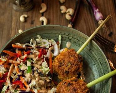 Knusprige Thai Crab Cakes auf Zitronengrasspießchen und bunter Asiasalat mit cremigem Cashew-Ingwerdressing