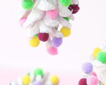 Weihnachtsschmuck aus Tannenzapfen mit Pompoms basteln