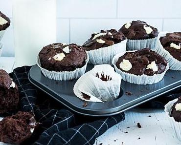 Schoko Bömbchen oder schokoladige Schokoladen Muffins mit dreierlei Schokoladen topping