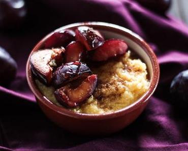 Veganes Polenta Porridge mit gebackenen Pflaumen